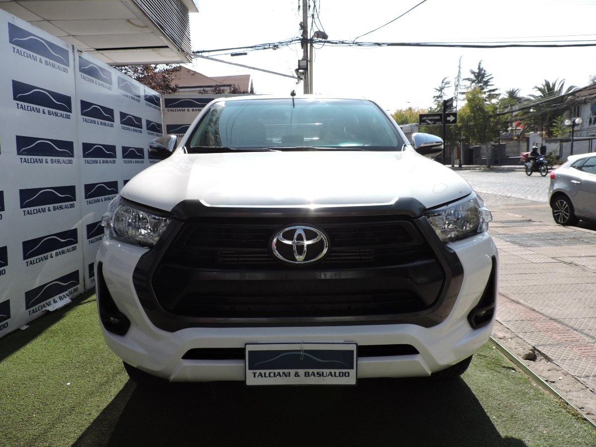 TOYOTA HILUX SR 2.4 4X2 2023 UNICO DUEÑO - FULL MOTOR