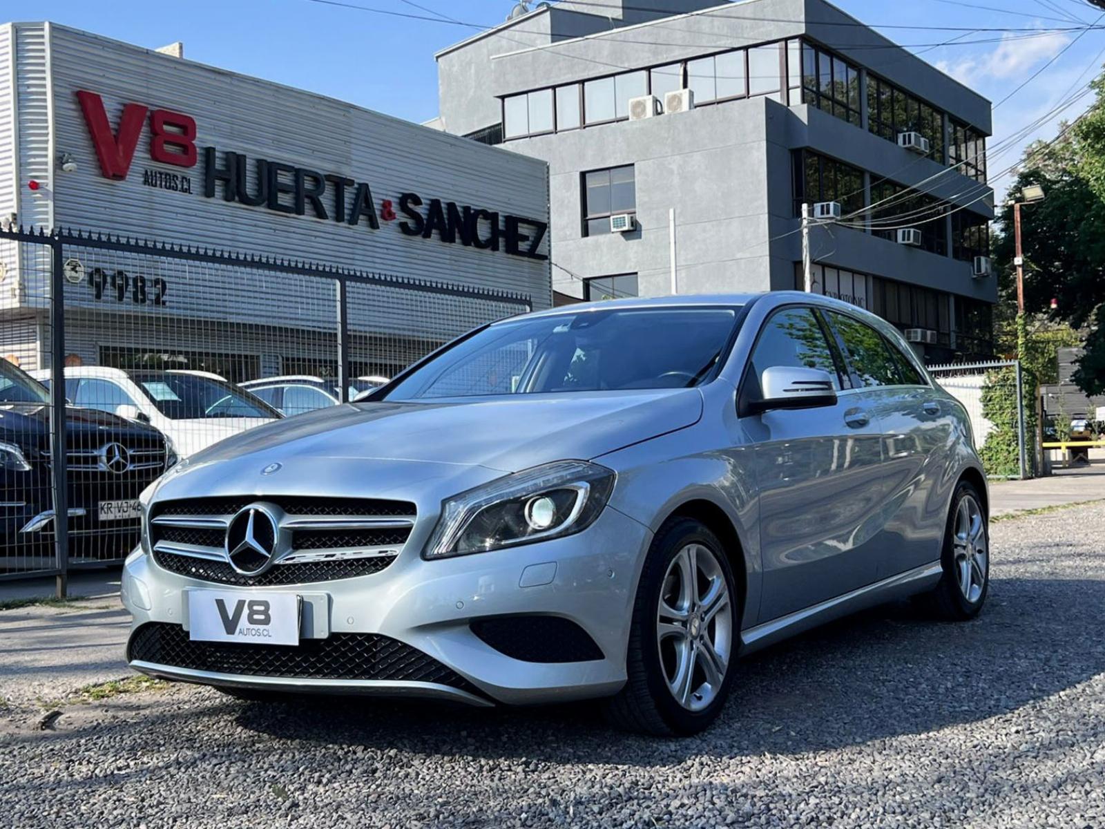 MERCEDES-BENZ A200 1.6 AT 2015 MANTENIMIENTO AL DÍA - V8 AUTOS