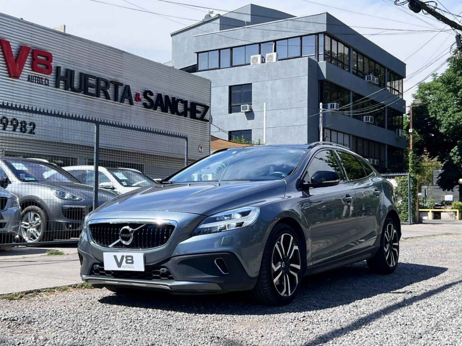 VOLVO V40 CROSS COUNTRY T5 AWD 2019 UN DUEÑO MANTENIMIENTO EN LA MARCA - V8 AUTOS