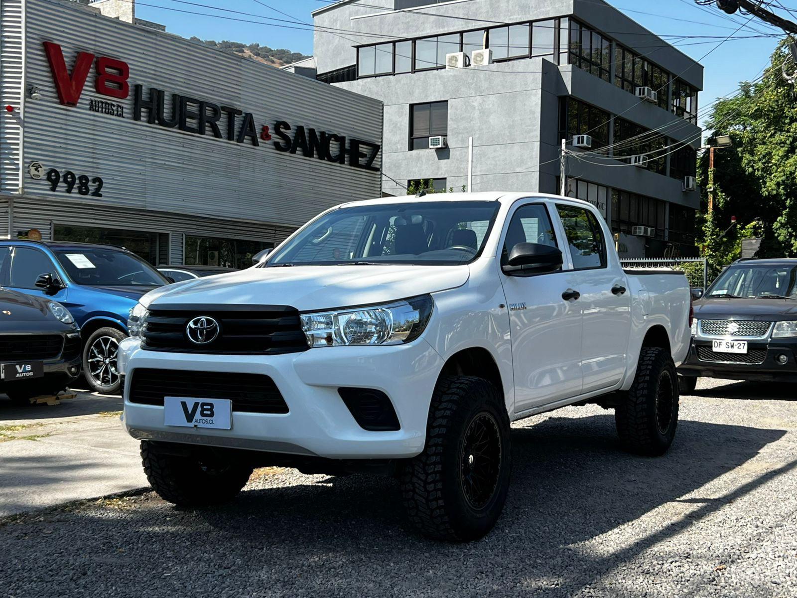 TOYOTA HILUX DX 4x4 MT 2.4 2022 UN DUEÑO EQUIPO EXTRA - V8 AUTOS