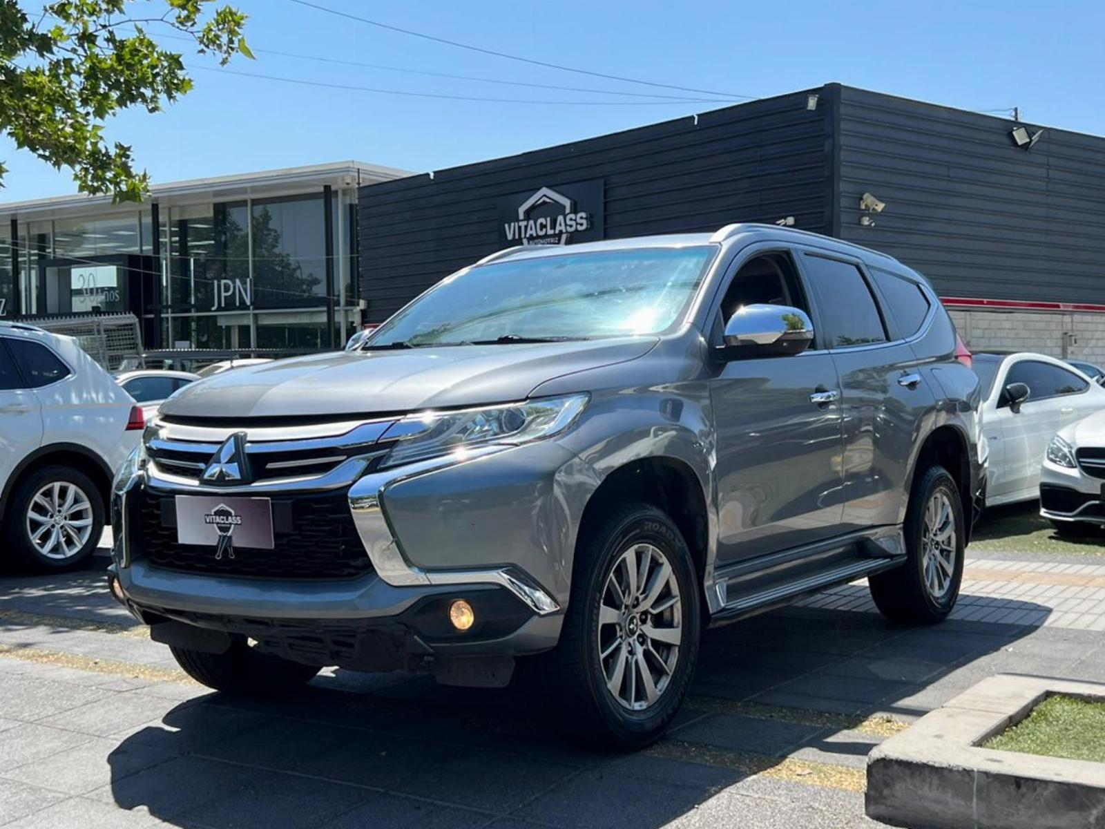 MITSUBISHI MONTERO SPORT DIÉSEL 2017 TRES CORRIDAS DE ASIENTOS - FULL MOTOR